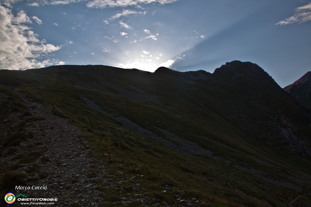 08_Arriva il Sole sulla cresta dello Zerna.JPG